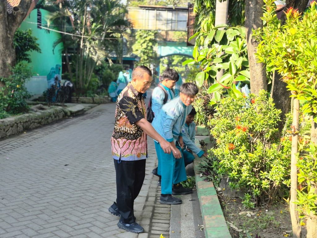 Jumat Lingkungan SMP Negeri 1 Gempol: Menumbuhkan Kepedulian dan Budaya Bersih Sekolah